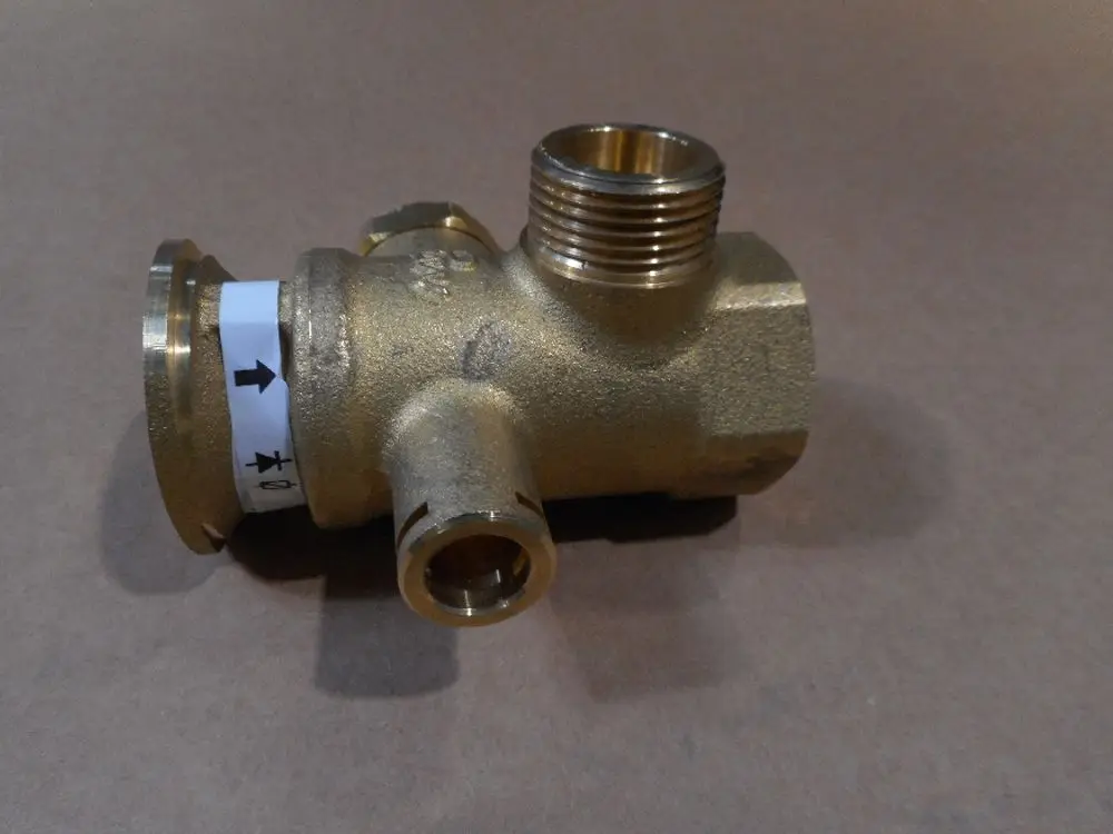 Messing-Kugelhahn mit verschiedenen Anschlüssen und einem beschrifteten Edelstahl-Bereich, hergestellt von Remeha. Schwenkbare Armatur zur Steuerung des Wasserflusses.